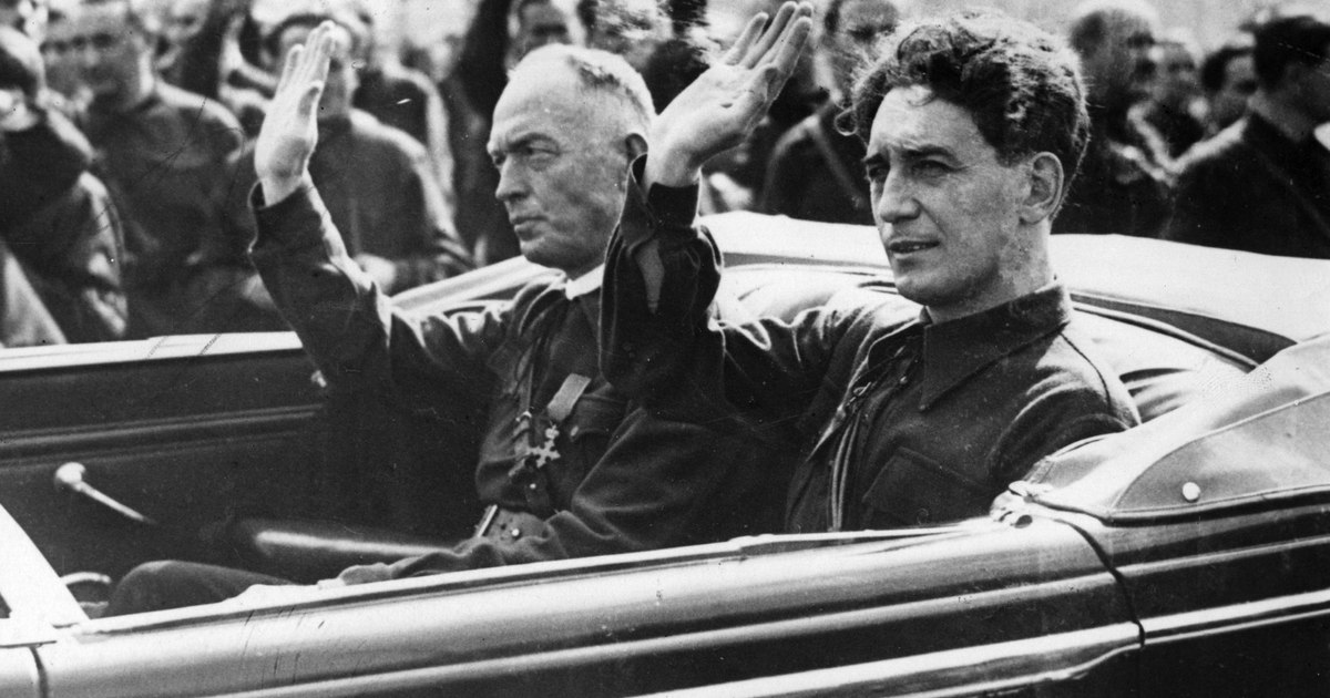 35 de ani de libertate: de la democrație în direct la extremism în reluare. Oliver Jens Schmitt, istoric: „Legionarii au vorbit de mântuirea neamului, dar soluții nu au dezvoltat niciodată“ 35 de ani de libertate: de la democrație în direct la extremism în reluare. Oliver Jens Schmitt, istoric: „Legionarii au vorbit de mântuirea neamului, dar soluții nu au dezvoltat niciodată“