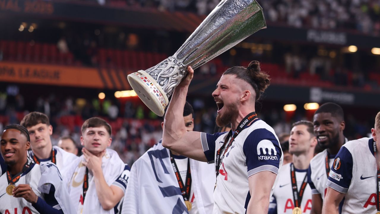 Radu Drăgușin, câștigător de Europa League! Imaginile bucuriei după Tottenham -0