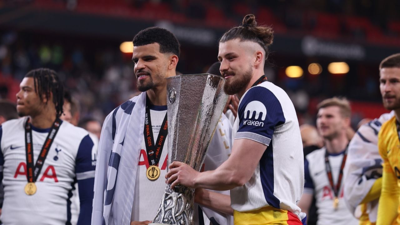 Imagini fabuloase cu Radu Drăgușin la Bilbao: și-a strâns tricolorul de mijloc și a primit medalia de câștigător UEL