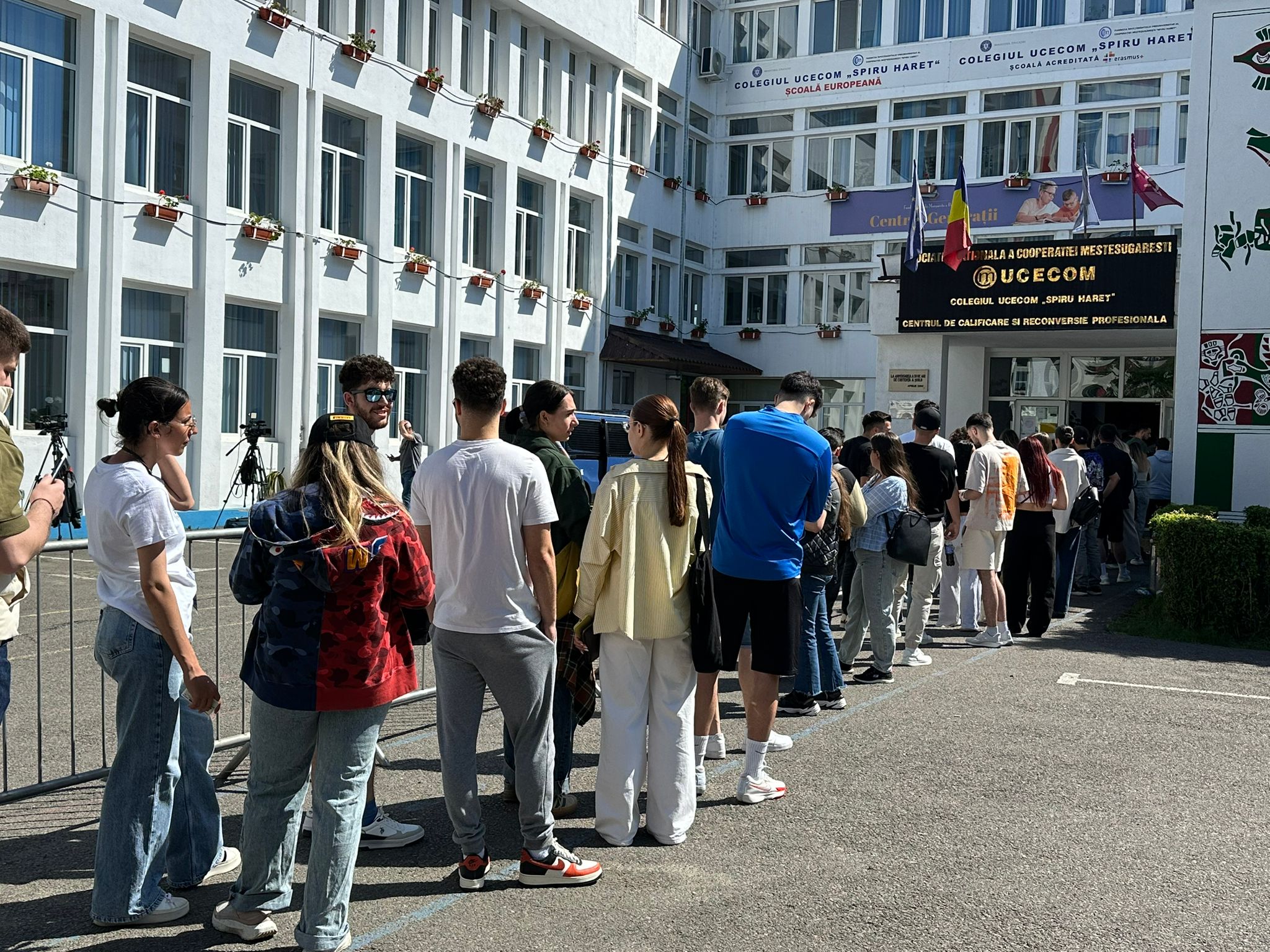 LIVE Alegeri prezidențiale 18 mai 2025 – prezența la vot. S-au deschis secțiile de votare în România / Câți români au votat până la această oră