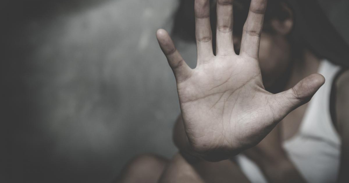 Daune morale record în valoare de 100.000 de euro pentru două fete abuzate de tatăl vitreg. Mama, condamnată și obligată și ea la plată Daune morale record în valoare de 100.000 de euro pentru două fete abuzate de tatăl vitreg. Mama, condamnată și obligată și ea la plată