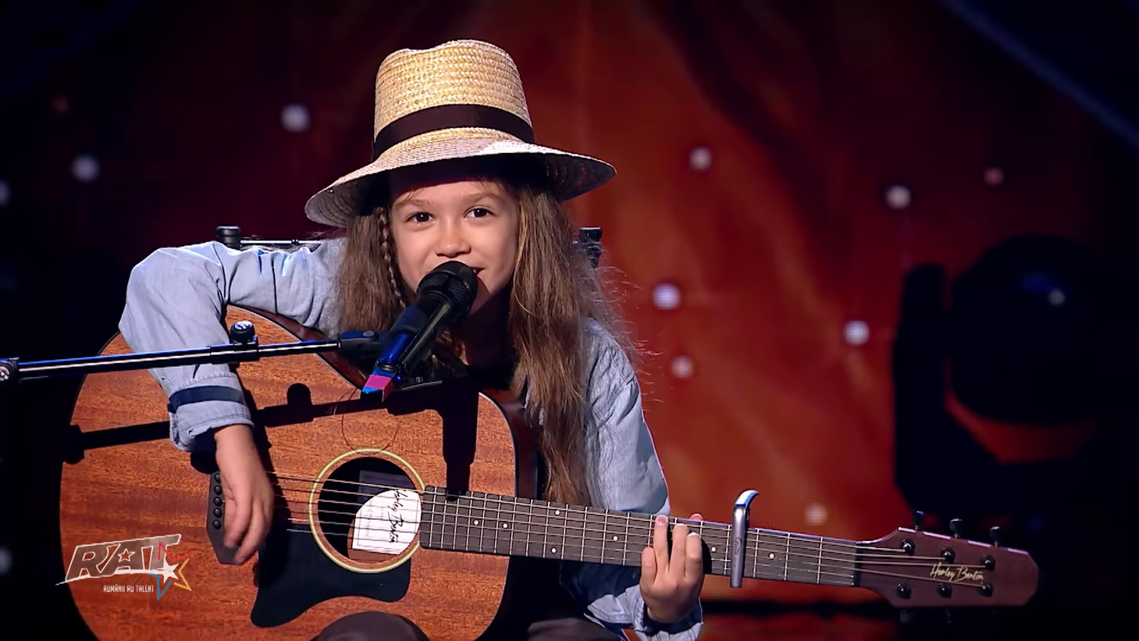 Carol, micul chitarist din București, a făcut spectacol la „Românii au Talent”: „Și-a dat singur Golden Buzz” Carol, micul chitarist din București, a făcut spectacol la „Românii au Talent”: „Și-a dat singur Golden Buzz”