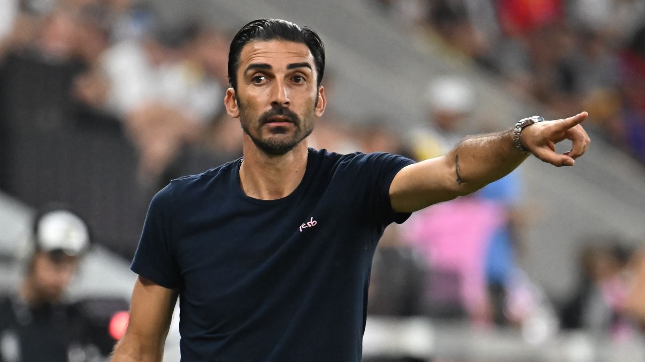 Întâlnire de gradul zero! Cu cine s-a întâlnit Elias Charalambous la petrecerea de titlu. Imaginea face furori pe social media