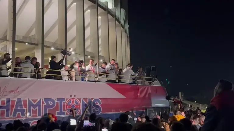 Nebunie în București! FCSB a declanșat fiesta pe străzi cu trofeul de campioană: manele în autocar și paradă triumfală