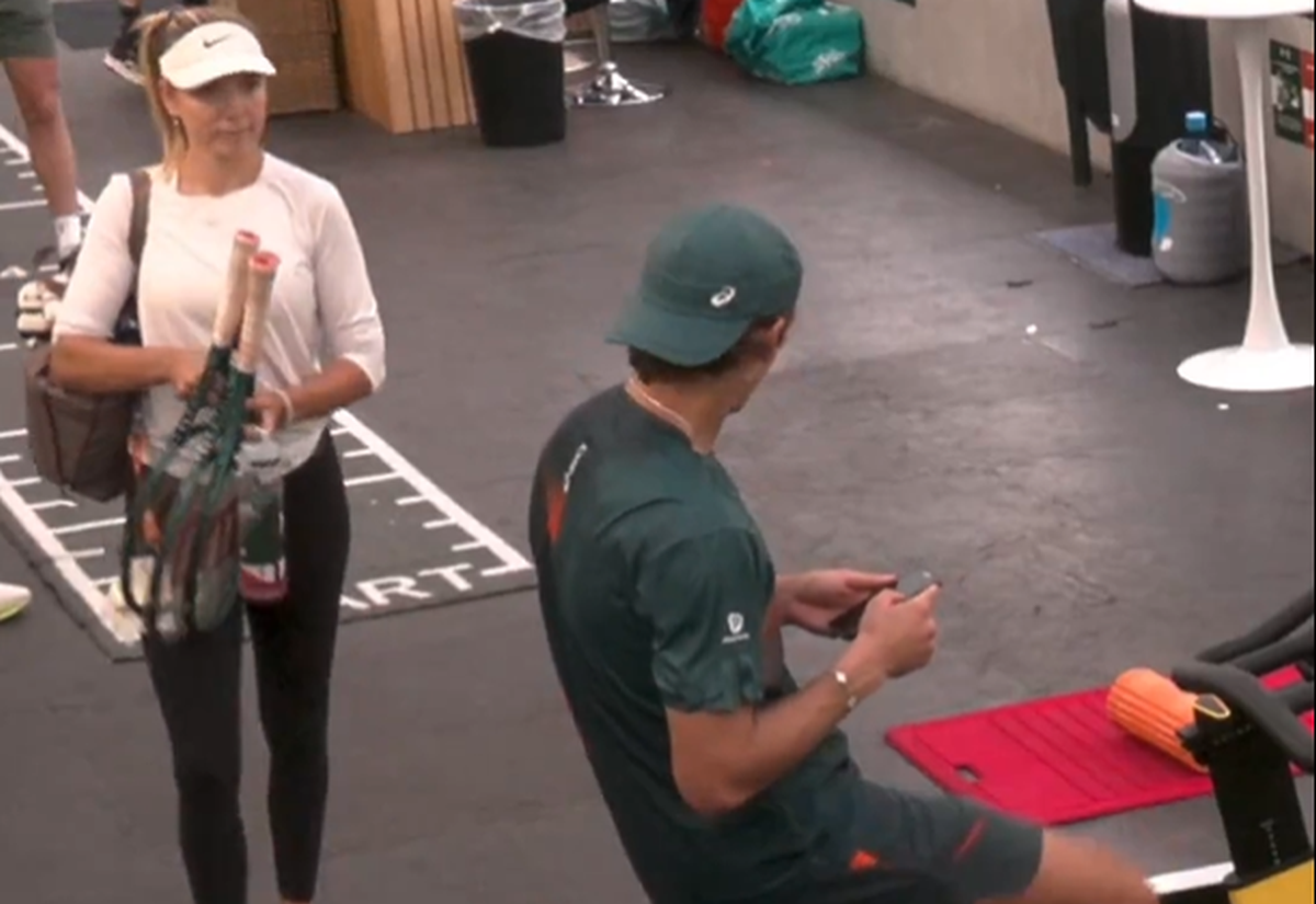 Consolat de iubita tenismenă după eșecul-surpriză de la Roland Garros » Camerele de supraveghere au surprins scena, imaginile au ajuns pe internet Consolat de iubita tenismenă după eșecul-surpriză de la Roland Garros » Camerele de supraveghere au surprins scena, imaginile au ajuns pe internet