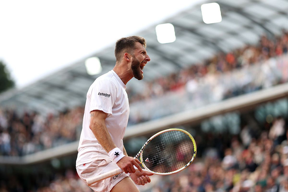 Lovitura zilei la Roland Garros! Și-a aruncat racheta pe zgură și a sărbătorit cu fanii Lovitura zilei la Roland Garros! Și-a aruncat racheta pe zgură și a sărbătorit cu fanii