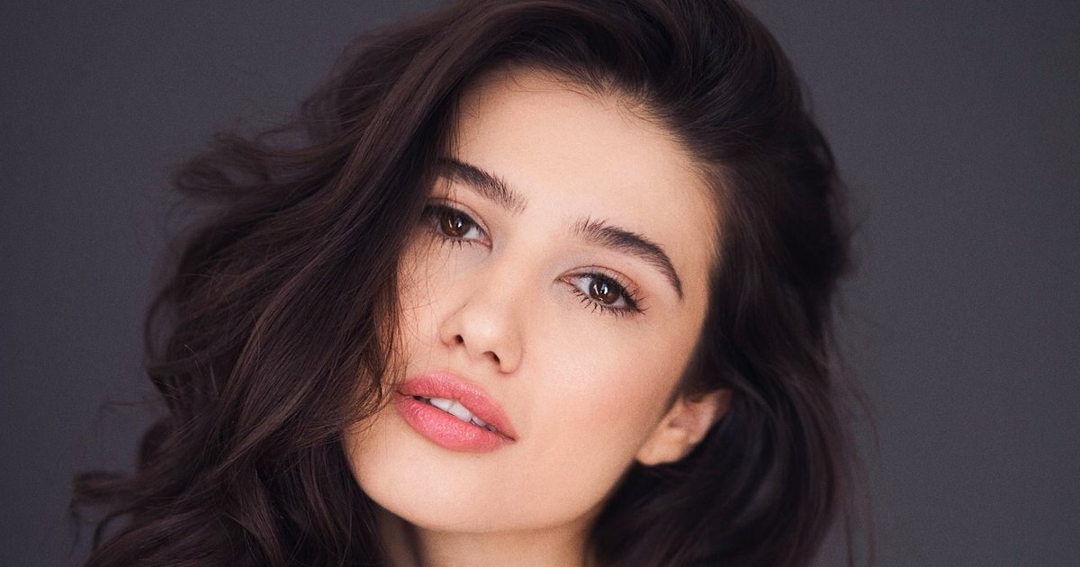 Una dintre cele mai frumoase actrițe românce strălucește într-un celebru serial britanic Una dintre cele mai frumoase actrițe românce strălucește într-un celebru serial britanic