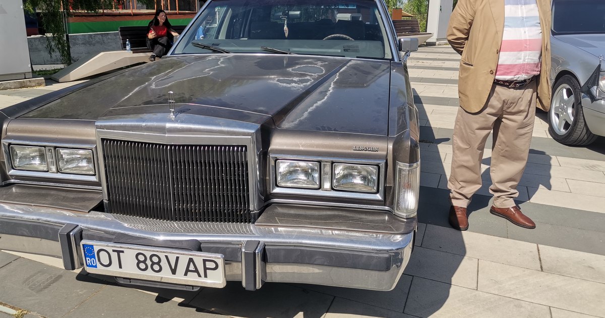 Cum arată „mașina președinților”, bătrâna Minerva. Retro Parada Primăverii a adus mașini de legendă în Slatina