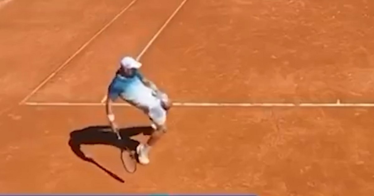 Demență la un turneu de tenis din Spania: un jucător rus și-a ieșit din minți și a făcut gesturi obscene către arbitru Demență la un turneu de tenis din Spania: un jucător rus și-a ieșit din minți și a făcut gesturi obscene către arbitru