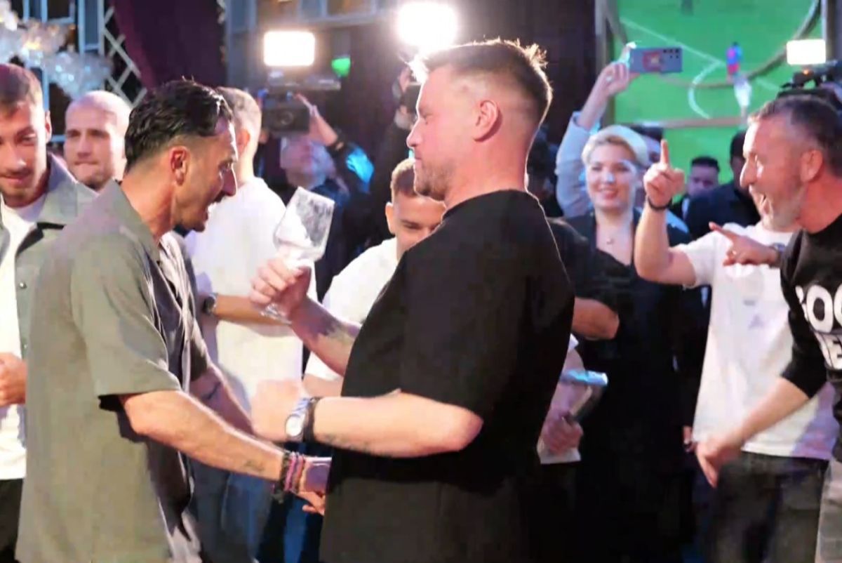 FCSB s-a mutat în club » Petrecere dezlănțuită a campionilor: imagini senzaționale cu MM, Chiricheș, Pintilii și Elias FCSB s-a mutat în club » Petrecere dezlănțuită a campionilor: imagini senzaționale cu MM, Chiricheș, Pintilii și Elias