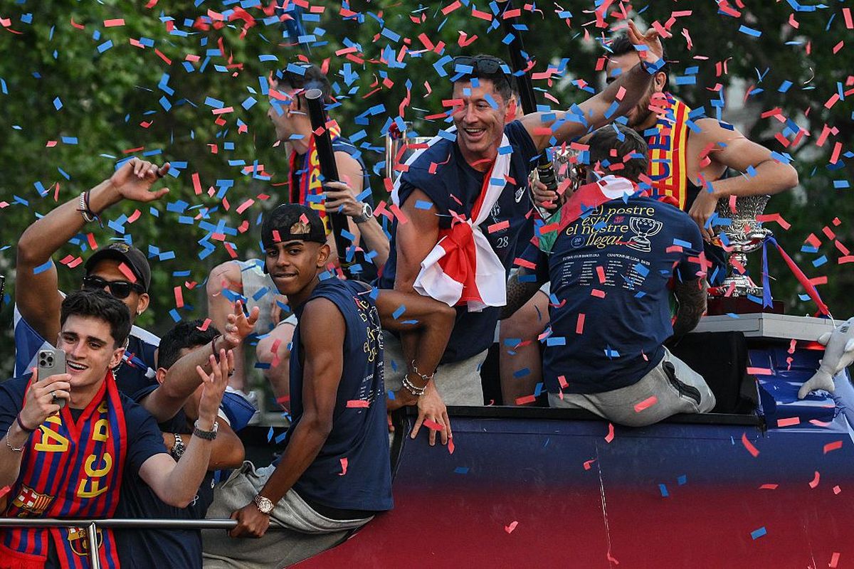 Barcelona a sărbătorit în stil mare titlul din LaLiga » 700.000 de oameni pe străzi, Lamine Yamal show și în autocar