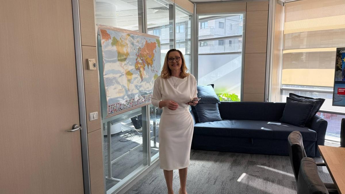 Alegeri prezidențiale 2025. Reportaj cu Regele Lear: Exit-poll-urile așteptate în singurătate de Elena Lasconi, candidata care a luat 1,7 milioane de voturi acum 5 luni Alegeri prezidențiale 2025. Reportaj cu Regele Lear: Exit-poll-urile așteptate în singurătate de Elena Lasconi, candidata care a luat 1,7 milioane de voturi acum 5 luni