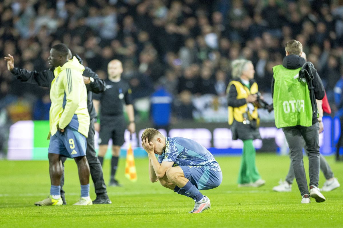 Dramă incredibilă în Eredivisie! A fost răpusă în minutul 90+9, cu om în plus, și este la un pas de a rata titlul