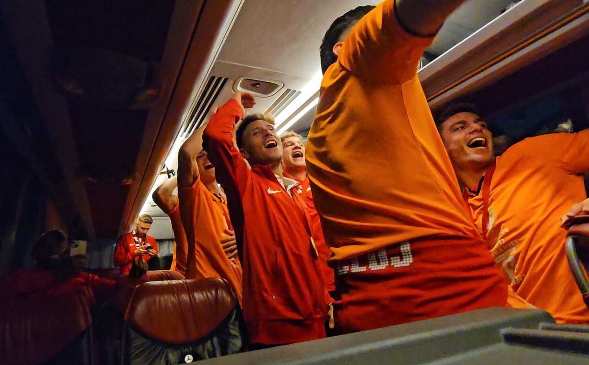 Imagini extraordinare surprinse de GSP în autocarul CFR-ului: „S-audă Europa, CFR-ul a luat Cupa!”, Camora și jucătorii cântă și dansează, Louis Munteanu cu look a la Lamine Yamal