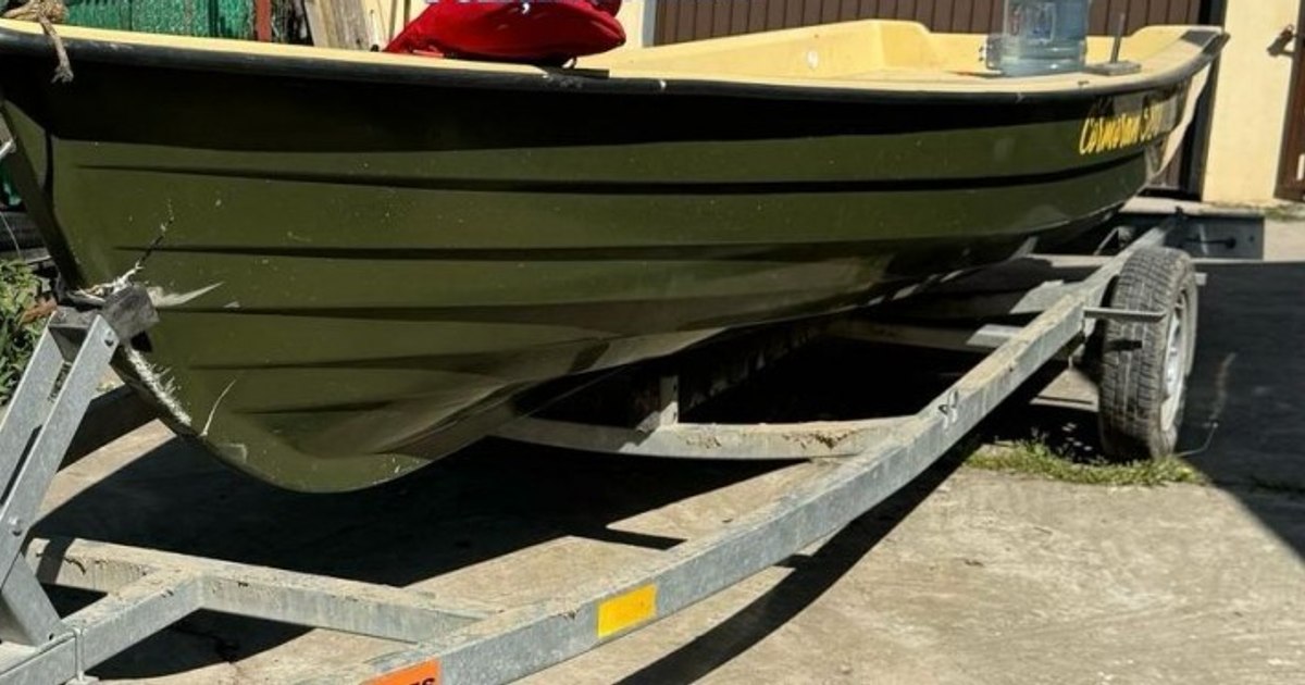 Un bărbat a intrat cu o ambarcaţiune condusă ilegal într-o geamandură, pe Dunăre. Două tinere au fost rănite Un bărbat a intrat cu o ambarcaţiune condusă ilegal într-o geamandură, pe Dunăre. Două tinere au fost rănite