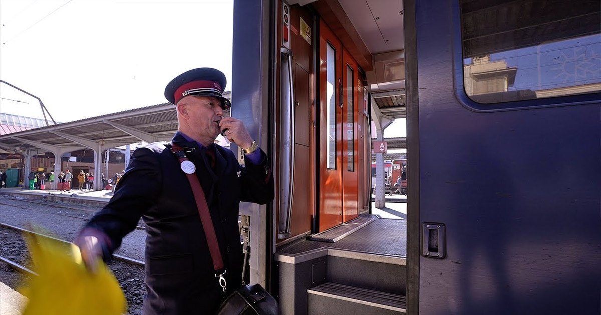 Un mecanic de tren a plecat din Stația Bușteni fără controlor și mai mulți pasageri. Când și-a dat seama