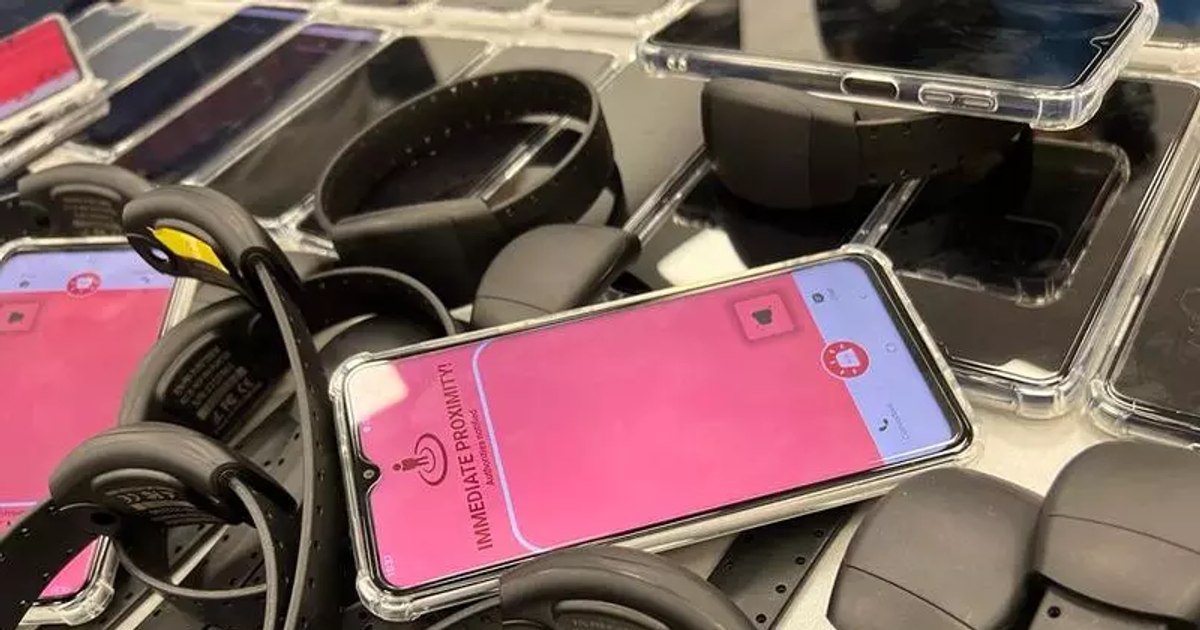 Un bărbat din Bacău a vândut cu 150 de lei telefonul de la brățara electronică cu care era monitorizat de poliție Un bărbat din Bacău a vândut cu 150 de lei telefonul de la brățara electronică cu care era monitorizat de poliție