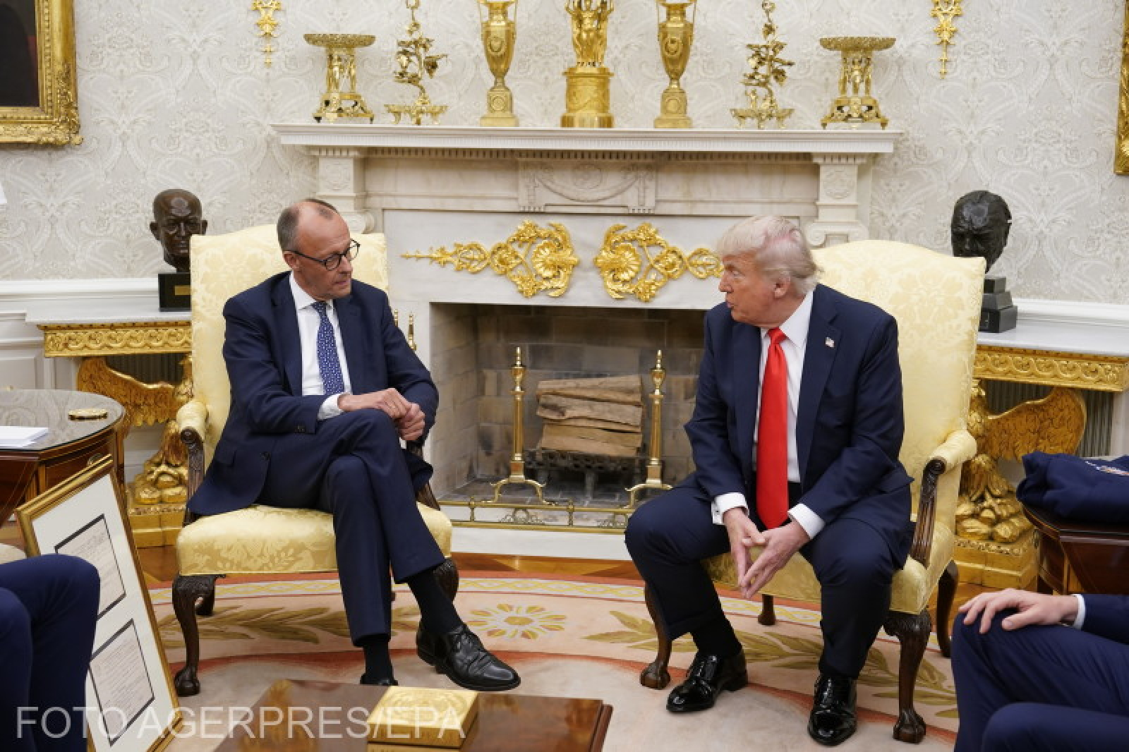 Cadoul cu care Merz l-a înmuiat pe Trump la întâlnirea din Biroul Oval / video viral