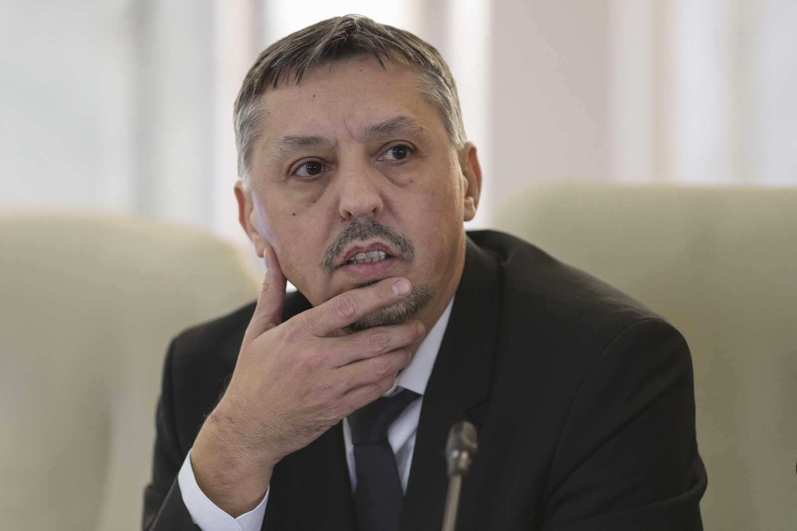 Ministrul Daniel David vrea ca profesorii să stea 8 ore pe zi în școală: Dacă ești plătit pentru 8 ore, stai 8 ore