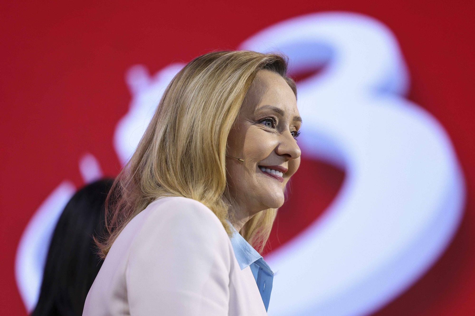 VIDEO Ce i-a răspuns Nicușor Dan Elenei Lasconi când aceasta a venit cu Biblia pe scenă, sub reflectoare