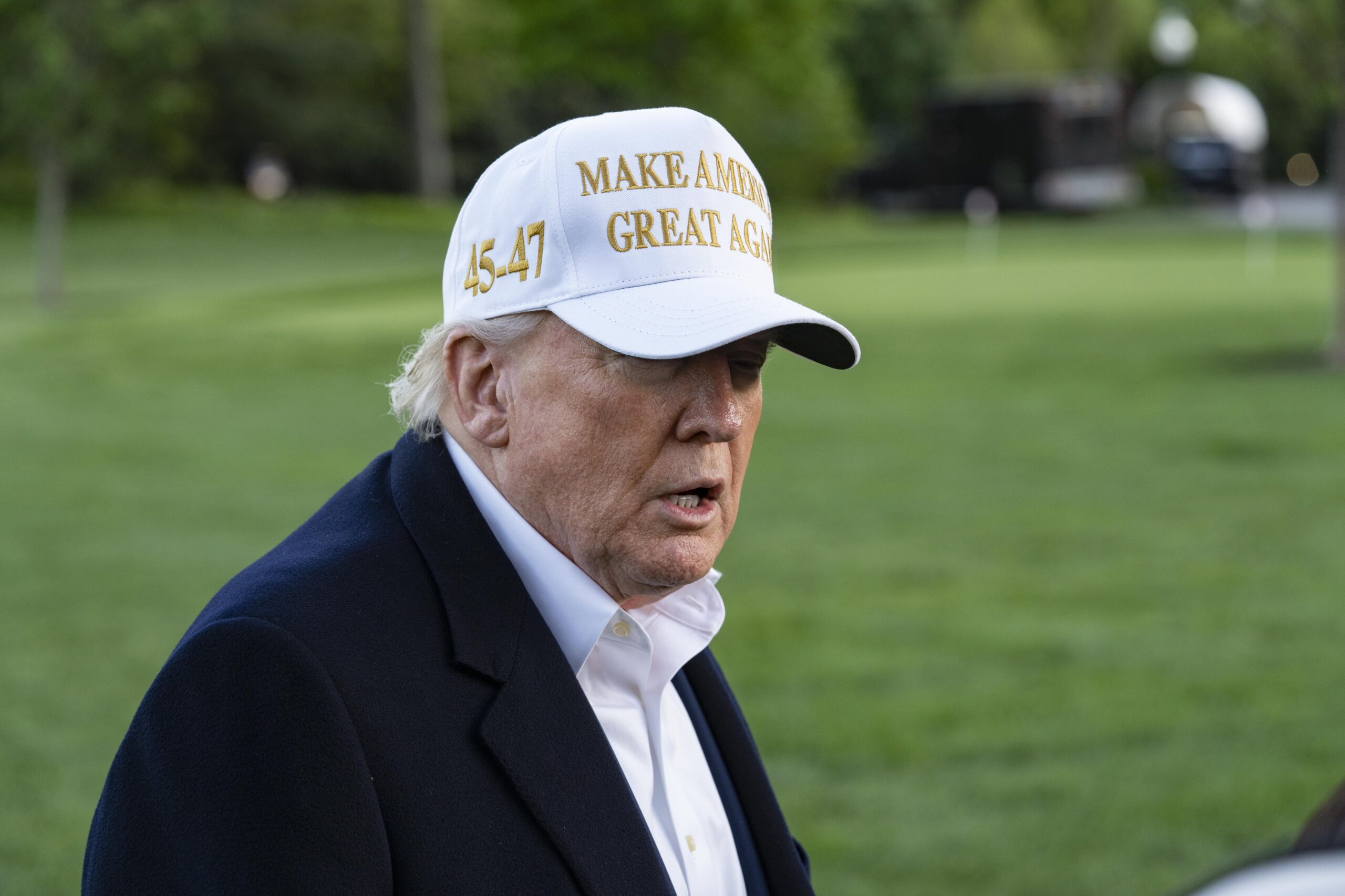 VIDEO „Mi-ar plăcea să fiu eu Papă”, glumeşte Donald Trump referitor la cine ar trebui să fie noul suveran pontif