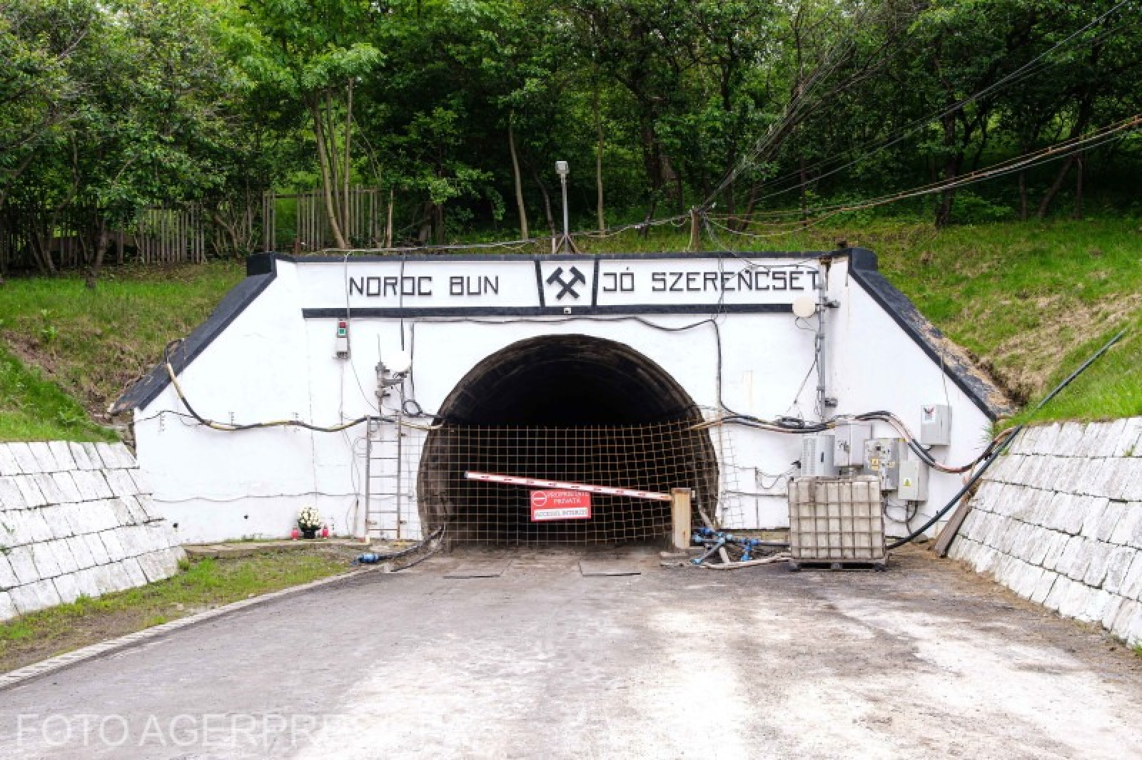 „Noroc bun” Salina Praid. Mesajul ironic de la intrare, scris MARE pentru cine avea ochi să-l vadă „Noroc bun” Salina Praid. Mesajul ironic de la intrare, scris MARE pentru cine avea ochi să-l vadă