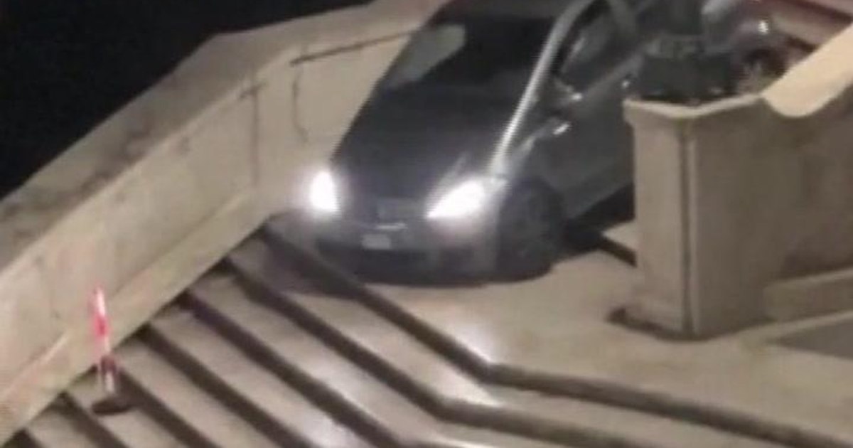 Un bărbat de 81 de ani a intrat cu mașina pe emblematicele Trepte Spaniole din Roma. Ce explicație le-a dat polițiștilor Un bărbat de 81 de ani a intrat cu mașina pe emblematicele Trepte Spaniole din Roma. Ce explicație le-a dat polițiștilor