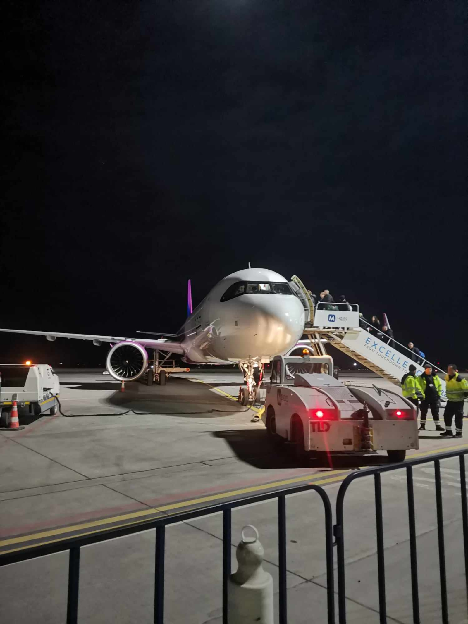 Scandal monstru la bordul unui avion Wizz Air, pe Aeroportul Otopeni. Intervenţie de urgenţă a poliţiştilor Scandal monstru la bordul unui avion Wizz Air, pe Aeroportul Otopeni. Intervenţie de urgenţă a poliţiştilor