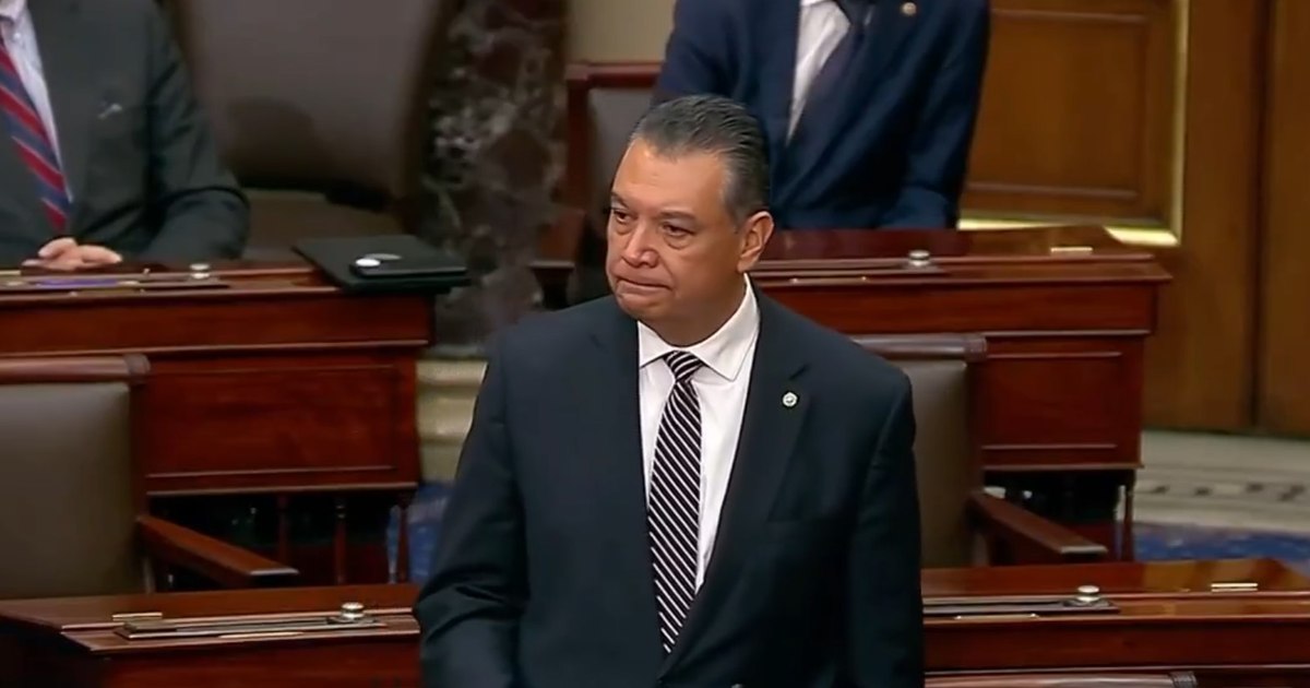 Senator american, în lacrimi, după ce a fost arestat pentru că a vrut să pună o întrebare: „Mă rog să nu trăiți niciodată așa ceva” Senator american, în lacrimi, după ce a fost arestat pentru că a vrut să pună o întrebare: „Mă rog să nu trăiți niciodată așa ceva”