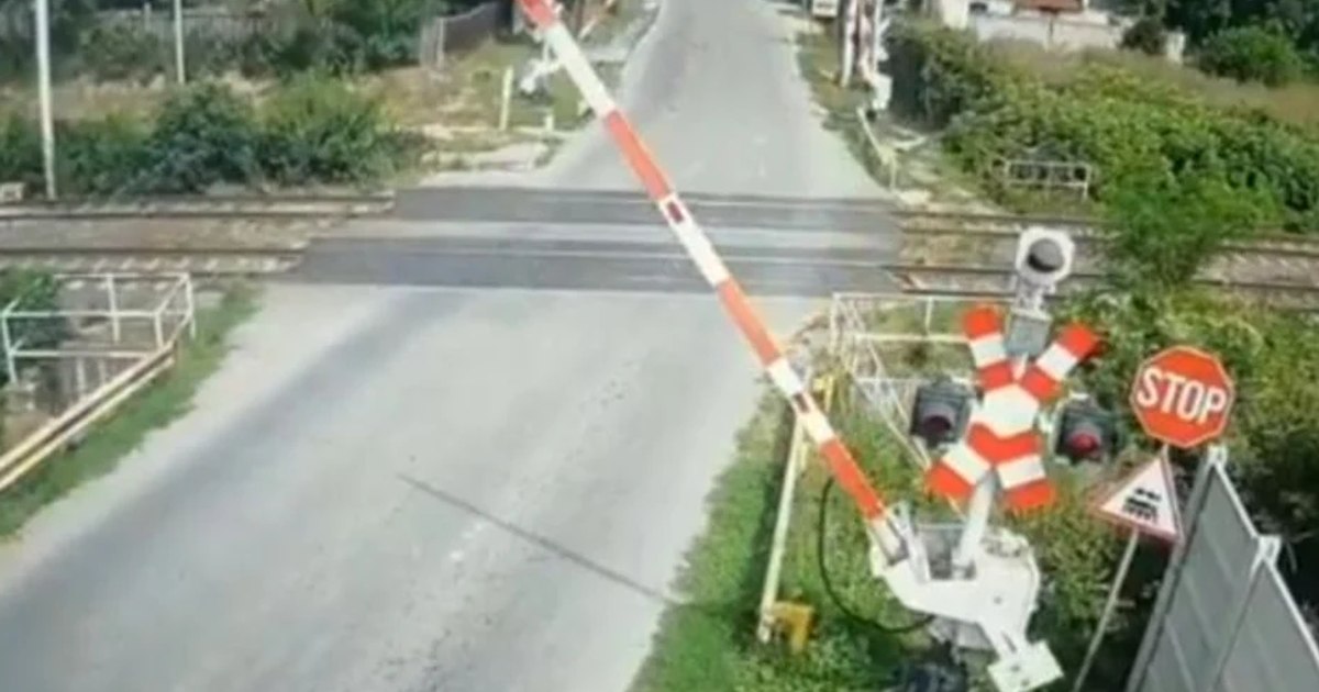 Șofer inconștient, filmat ocolind bariera coborâtă la o trecere la nivel cu calea ferată. Cum a fost sancționat Șofer inconștient, filmat ocolind bariera coborâtă la o trecere la nivel cu calea ferată. Cum a fost sancționat