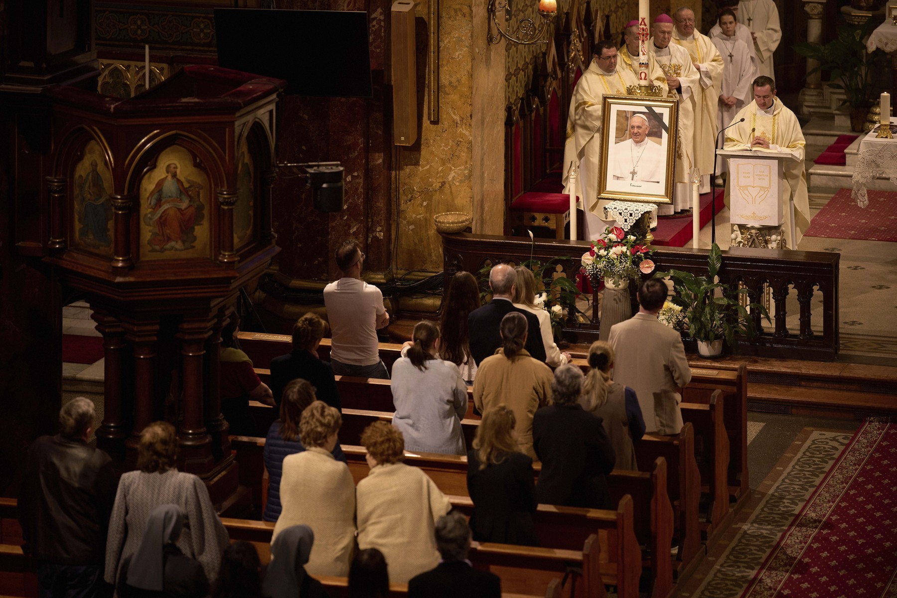 Papa Francisc și credincioșii români. Începând de azi, unde și când îi pot fi aduse omagii