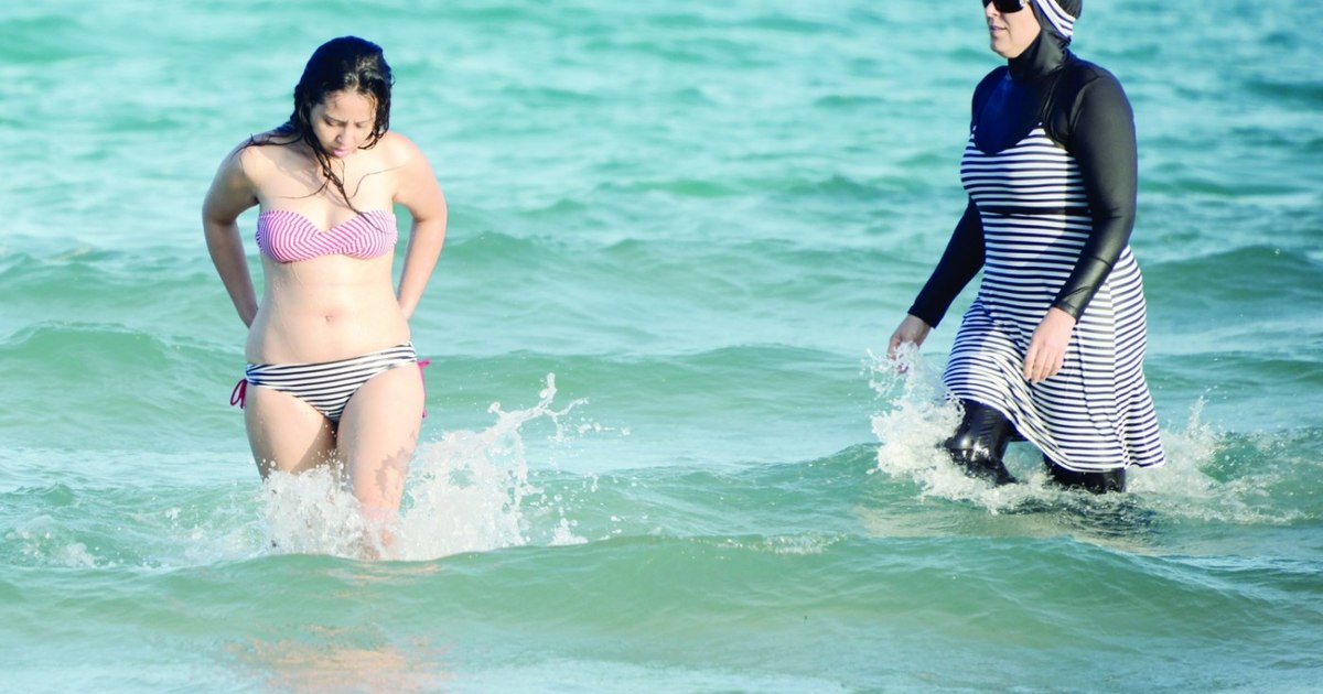 Noul guvern islamist din Siria ordonă femeilor să poarte burkini pe plajă, dar permite aparațiile în bikini în cluburile private și hotelurile de lux Noul guvern islamist din Siria ordonă femeilor să poarte burkini pe plajă, dar permite aparațiile în bikini în cluburile private și hotelurile de lux