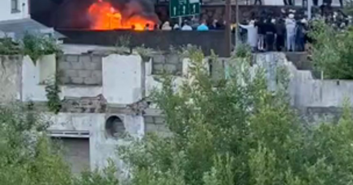 Românii din Irlanda de Nord, victimele violențelor extreme. Li se incendiază casele și afacerile. „Copiii mă întrebau de ce suntem atacați” Românii din Irlanda de Nord, victimele violențelor extreme. Li se incendiază casele și afacerile. „Copiii mă întrebau de ce suntem atacați”