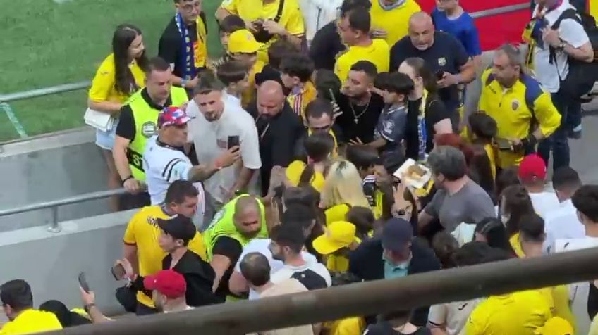 Atracția principală! Radu Drăgușin, ”asaltat” la pauza meciului România