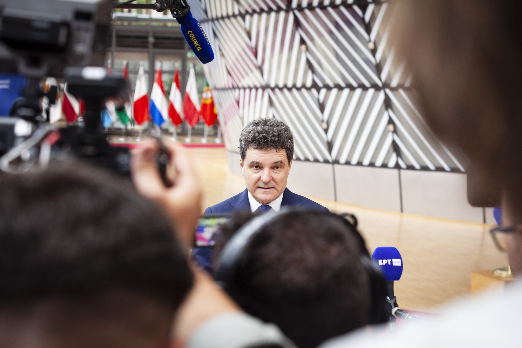 CORESPONDENȚĂ din Bruxelles. Ce a răspuns Nicușor Dan întrebat ce crede el ca fost olimpic la matematică, ajuns președinte în țara care taie bursele la olimpici