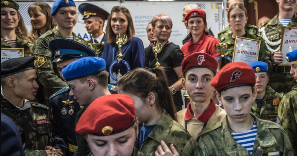 Cum sunt îndoctrinați tinerii ruși să se înroleze în armată prin literatură. „Peste cinci ani, acești cititori vor fi soldați” Cum sunt îndoctrinați tinerii ruși să se înroleze în armată prin literatură. „Peste cinci ani, acești cititori vor fi soldați”