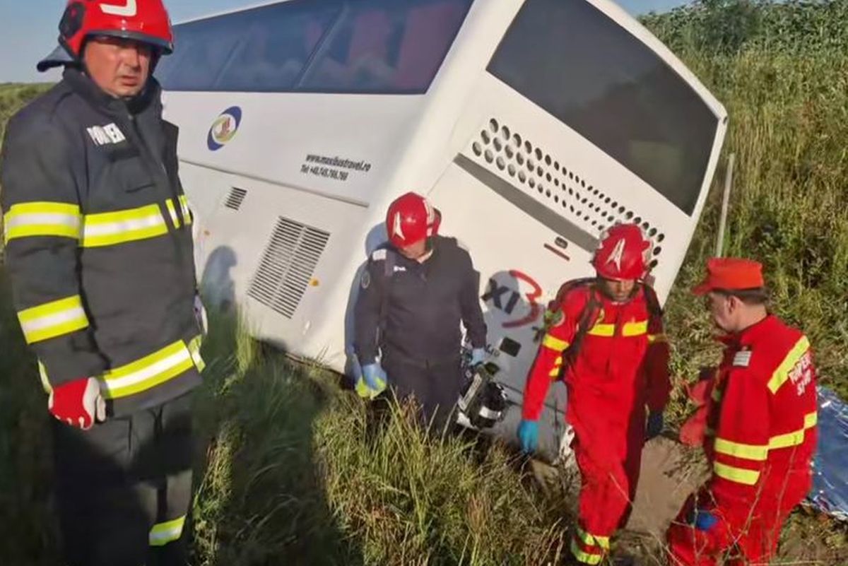 Accident grav pe Autostrada Soarelui: autocarul răsturnat transporta o echipă de baschet de copii » Un adult decedat, doi minori în stare gravă
