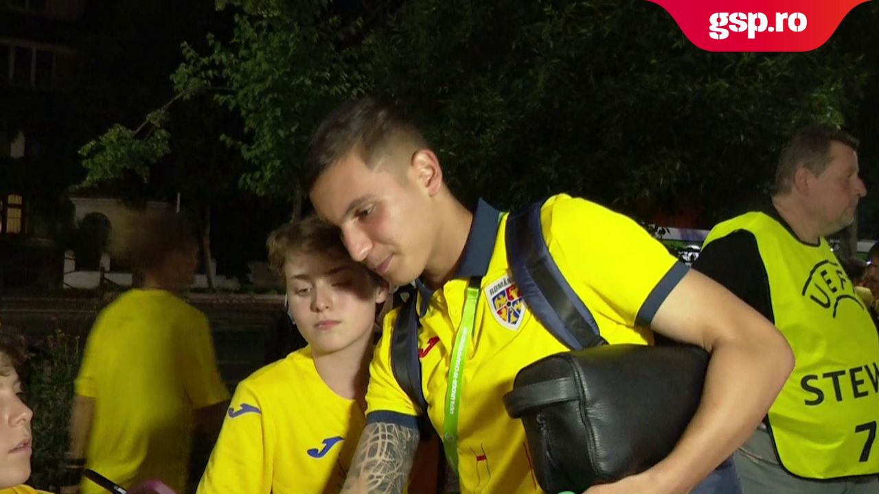 Danemarca U19 -3 » Imagini cu jucătorii naționalei alături de familie si de iubitele lor. Tinerii au împărțit autografe și au fost felicitați de suporterii româniei Danemarca U19 -3 » Imagini cu jucătorii naționalei alături de familie si de iubitele lor. Tinerii au împărțit autografe și au fost felicitați de suporterii româniei