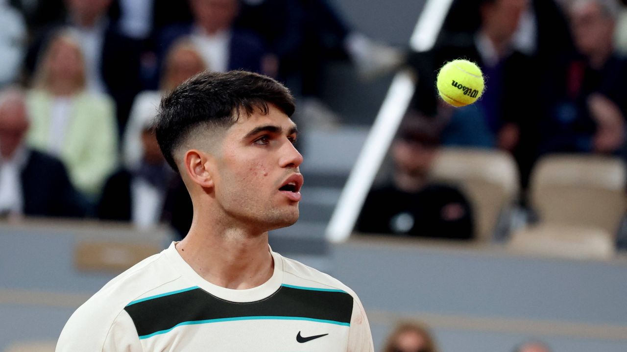 Roland Garros 2025 | Alcaraz, „moștenitor” la tronul lui Nadal cu stil de Federer. Sute de mii de oameni au văzut noua lovitură inventată Roland Garros 2025 | Alcaraz, „moștenitor” la tronul lui Nadal cu stil de Federer. Sute de mii de oameni au văzut noua lovitură inventată