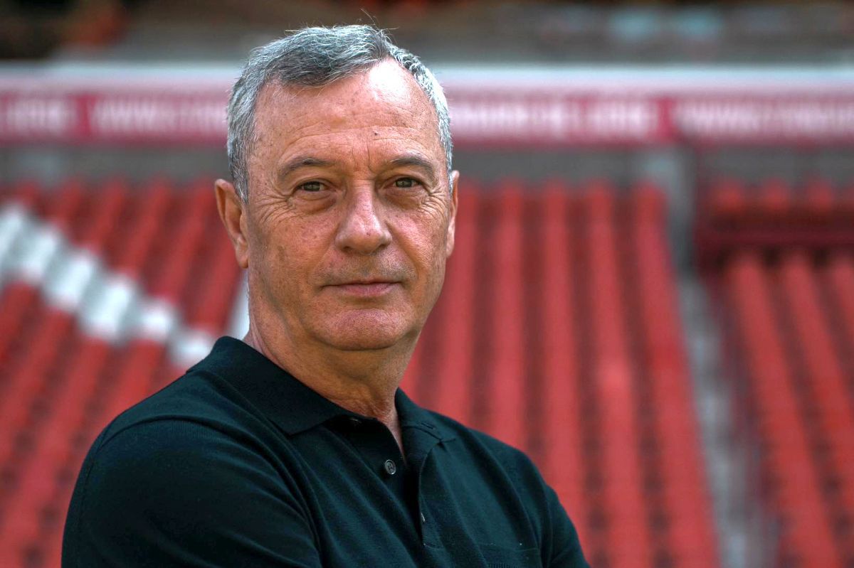 Portretul făcut de belgieni lui Mircea Rednic » „Știu că i-a plăcut armata și ne strângea șurubul! Ne aducea vin în vestiar” Portretul făcut de belgieni lui Mircea Rednic » „Știu că i-a plăcut armata și ne strângea șurubul! Ne aducea vin în vestiar”