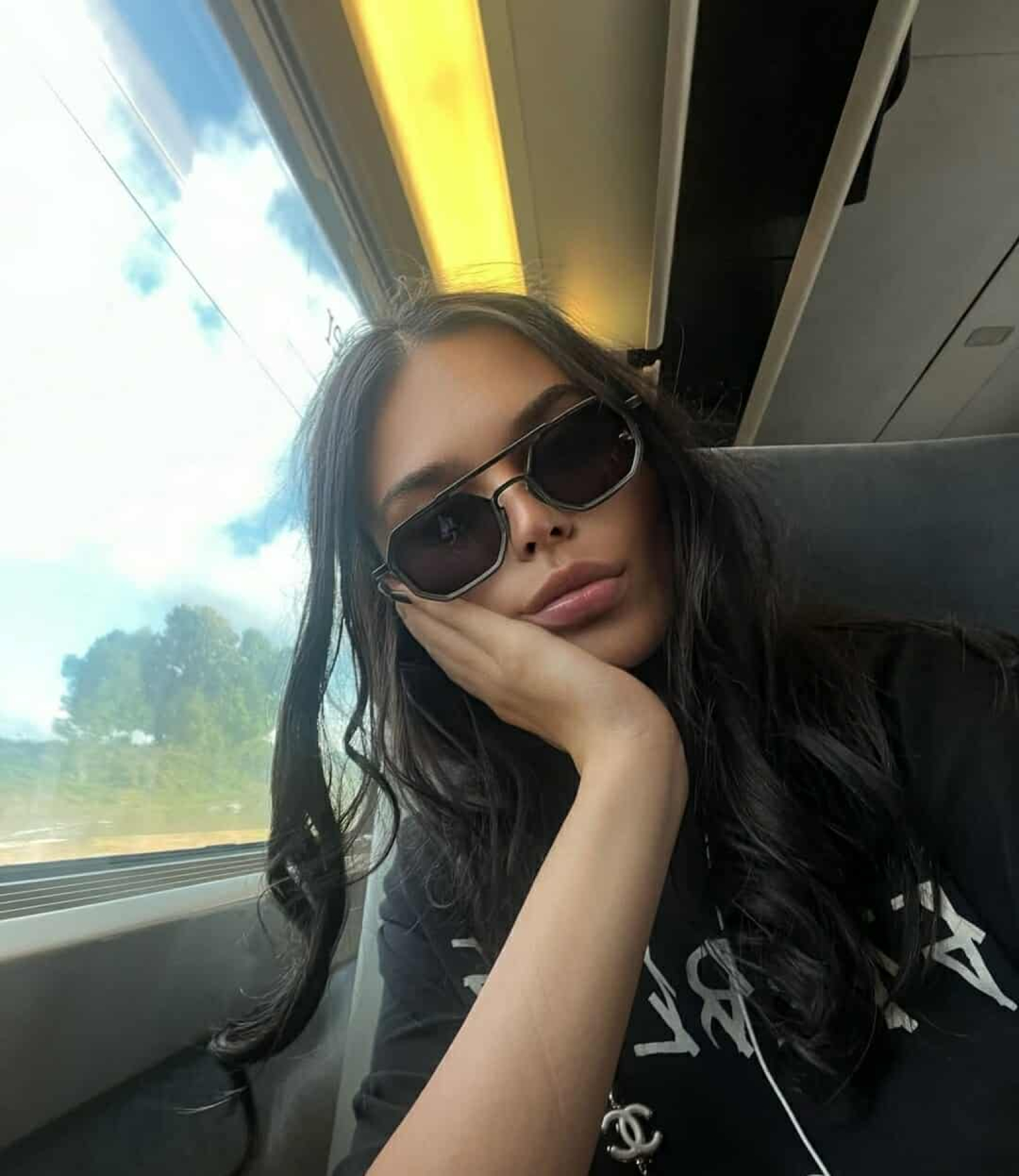 Mesajul controversat de pe tricoul Tamilei Cristescu a împărțit internetul în două. Trimitere directă la ministrul Oana Țoiu – Foto în articol