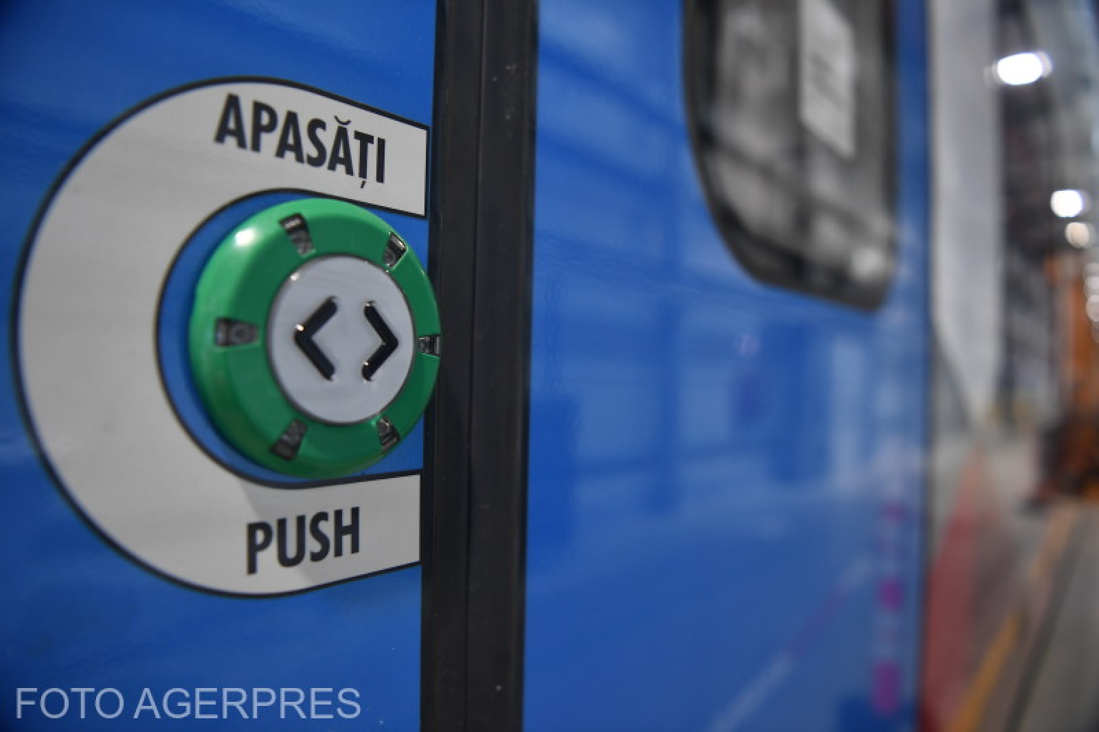 Tren electric nou, vandalizat la nici un an de la introducerea în circulație: „Nu au un minim respect”