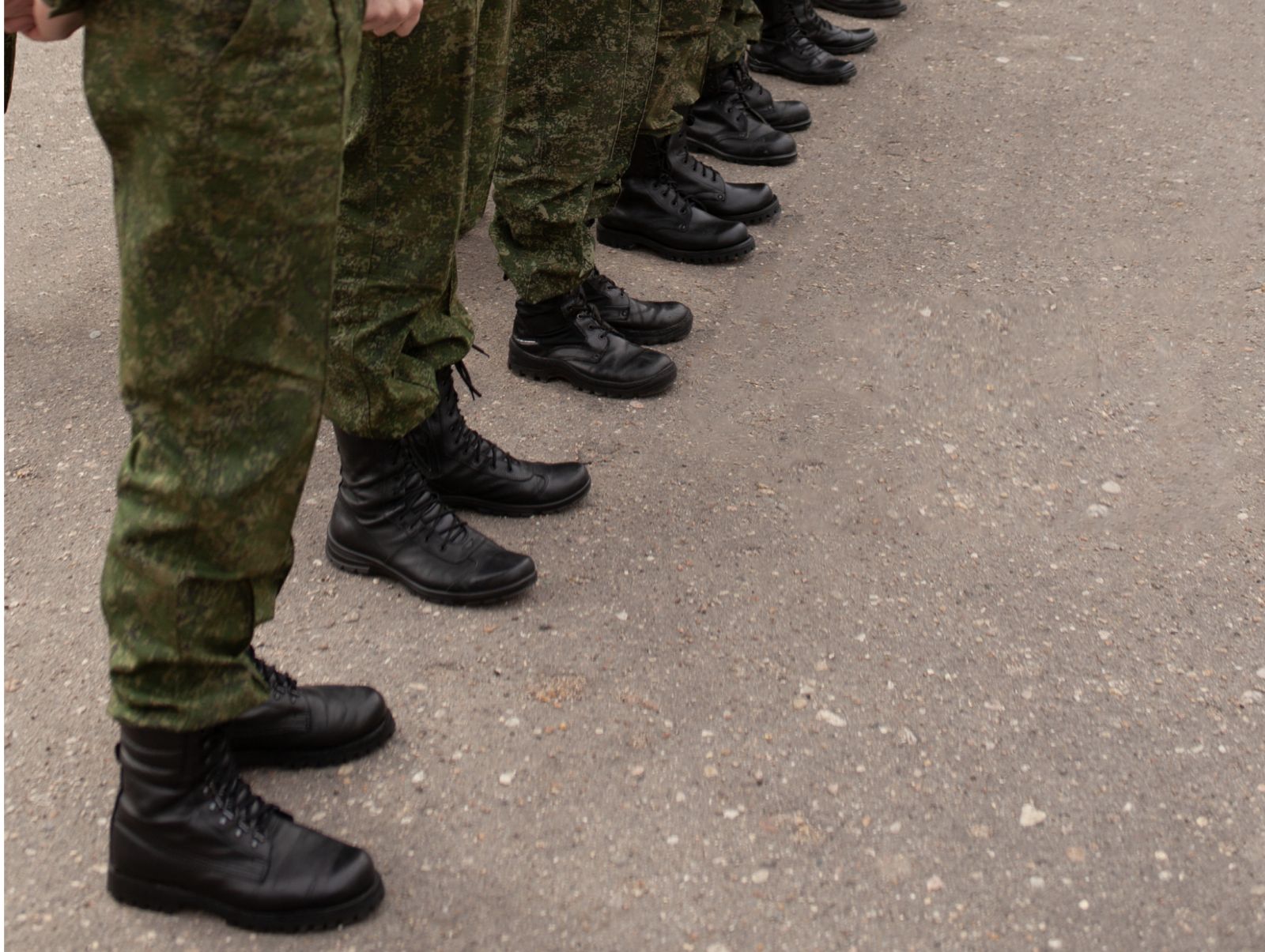 Țara în care președintele țării, alături de ministrul Apărării, participă la stagiul de rezervist pentru a da un exemplu Țara în care președintele țării, alături de ministrul Apărării, participă la stagiul de rezervist pentru a da un exemplu