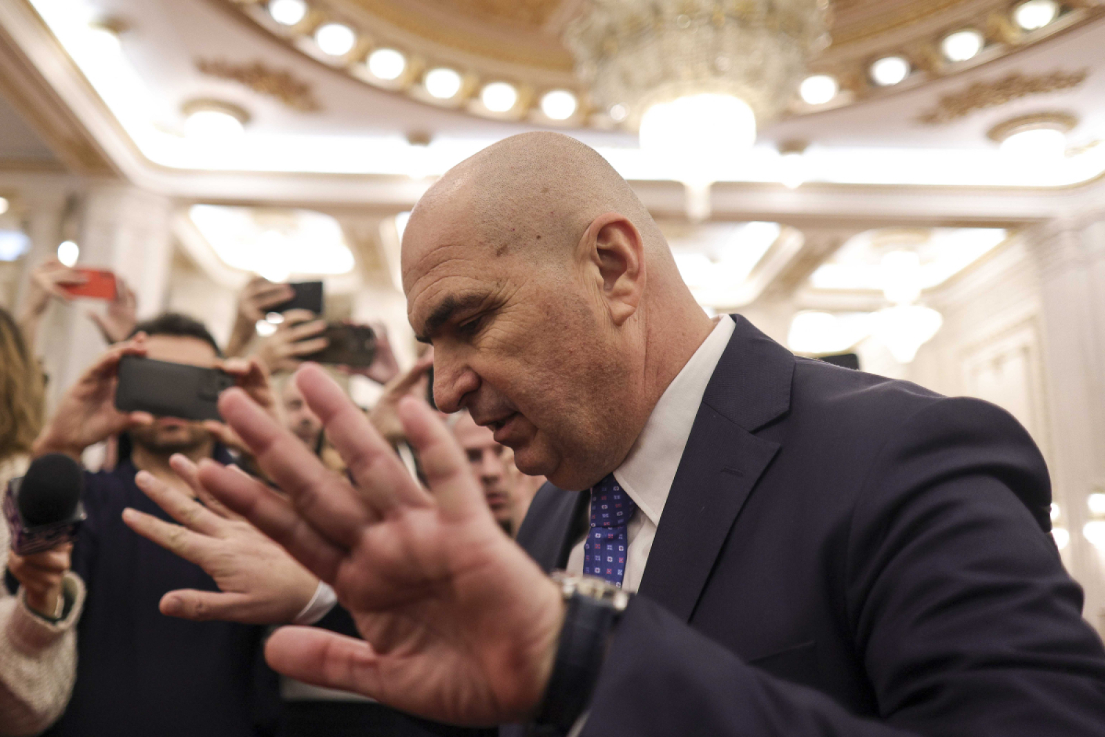 Care sunt șansele ca Guvernul Bolojan să pice, după moțiunea de cenzură anunțată de AUR