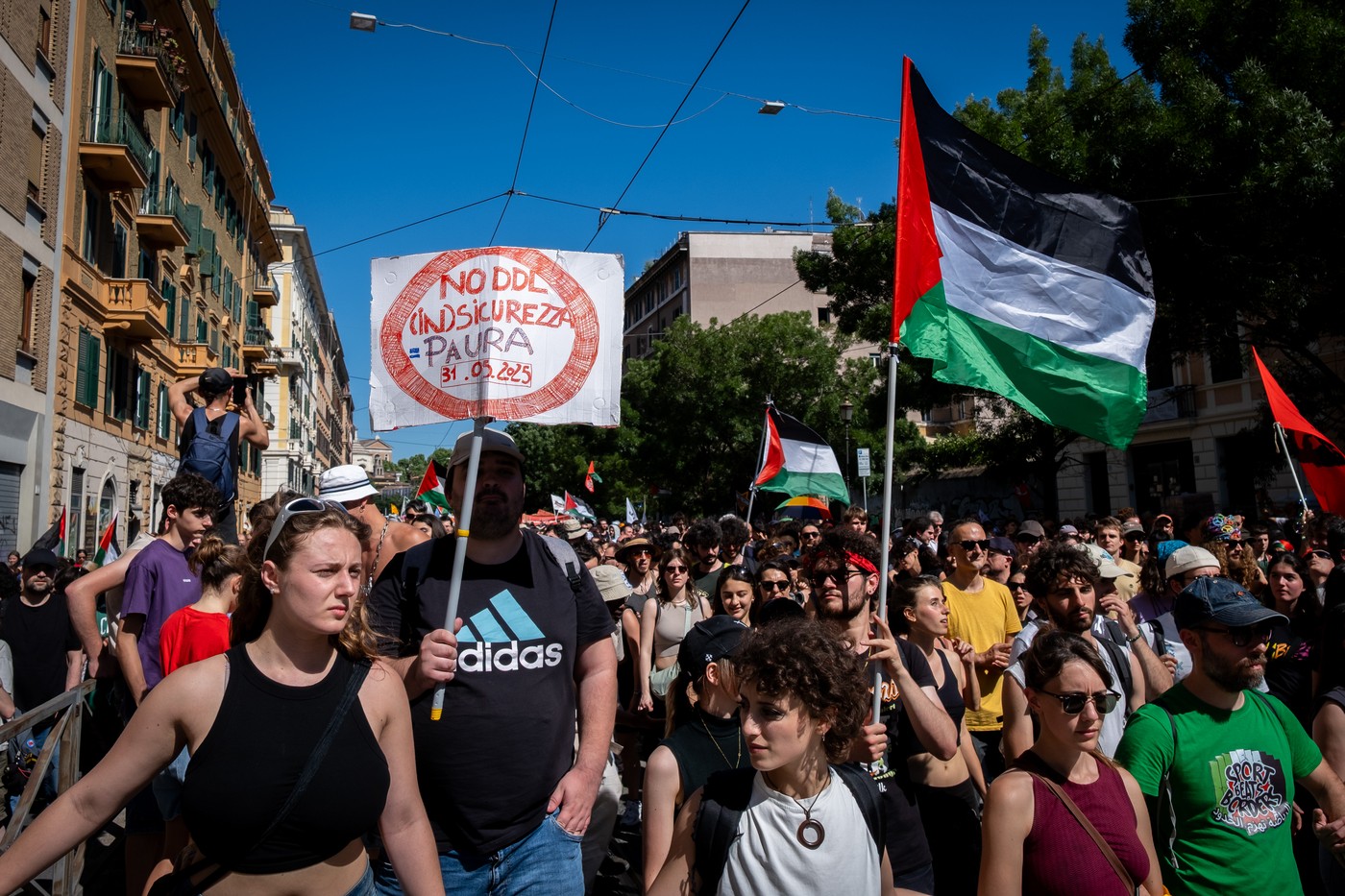 Mii de oameni au protestat sâmbătă la Roma împotriva „celui mai mare atac asupra libertății de disidență din istoria Republicii Italiene”