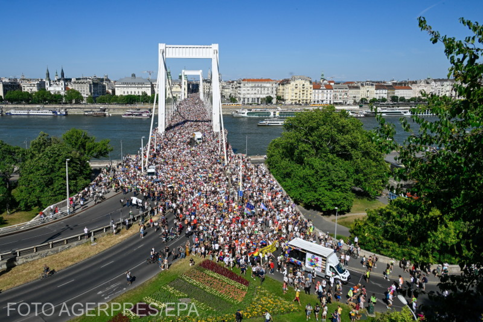 Palmă pentru Viktor Orban: Un miting interzis pentru drepturile LGBTQ+ s-a transformat într-o demonstrație de masă împotriva Guvernului / FOTO Palmă pentru Viktor Orban: Un miting interzis pentru drepturile LGBTQ+ s-a transformat într-o demonstrație de masă împotriva Guvernului / FOTO