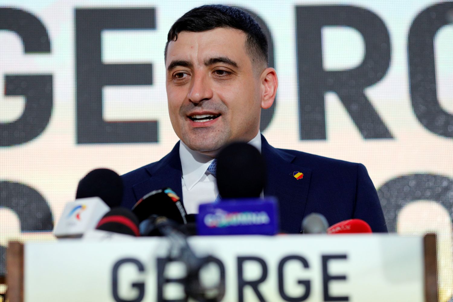 Simion îndeamnă lumea să iasă în stradă, dar el nu va fi acolo. Cum comentează CTP: „Carevasăzică, duceți-vă voi, legiunea mea de fraieri, că pentru mine e prea periculos”