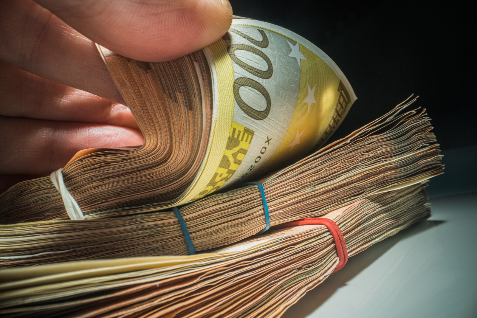 Percheziții la compania-mamă a BRD, în Paris și Luxemburg. Directori din Societe Generale, percheziționați la domiciliu. Patru arestări Percheziții la compania-mamă a BRD, în Paris și Luxemburg. Directori din Societe Generale, percheziționați la domiciliu. Patru arestări