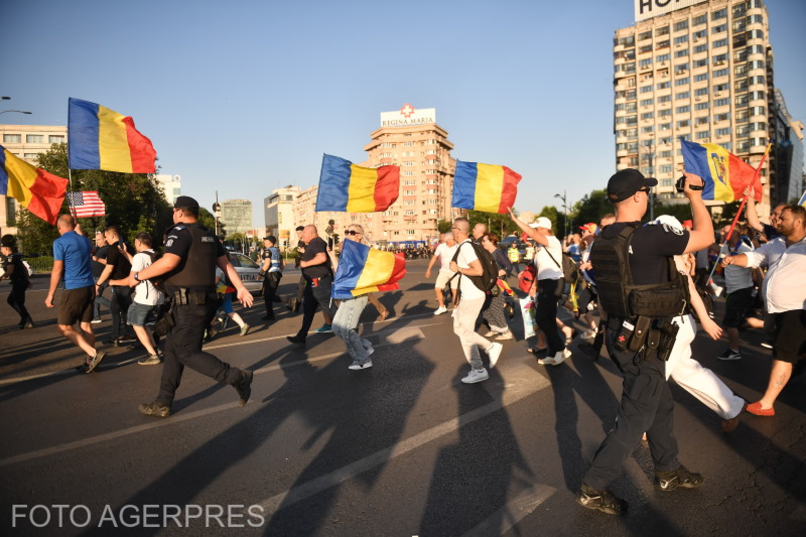 Scandal la protestul AUR. Manifestanţii au forţat cordonul de jandarmi Scandal la protestul AUR. Manifestanţii au forţat cordonul de jandarmi