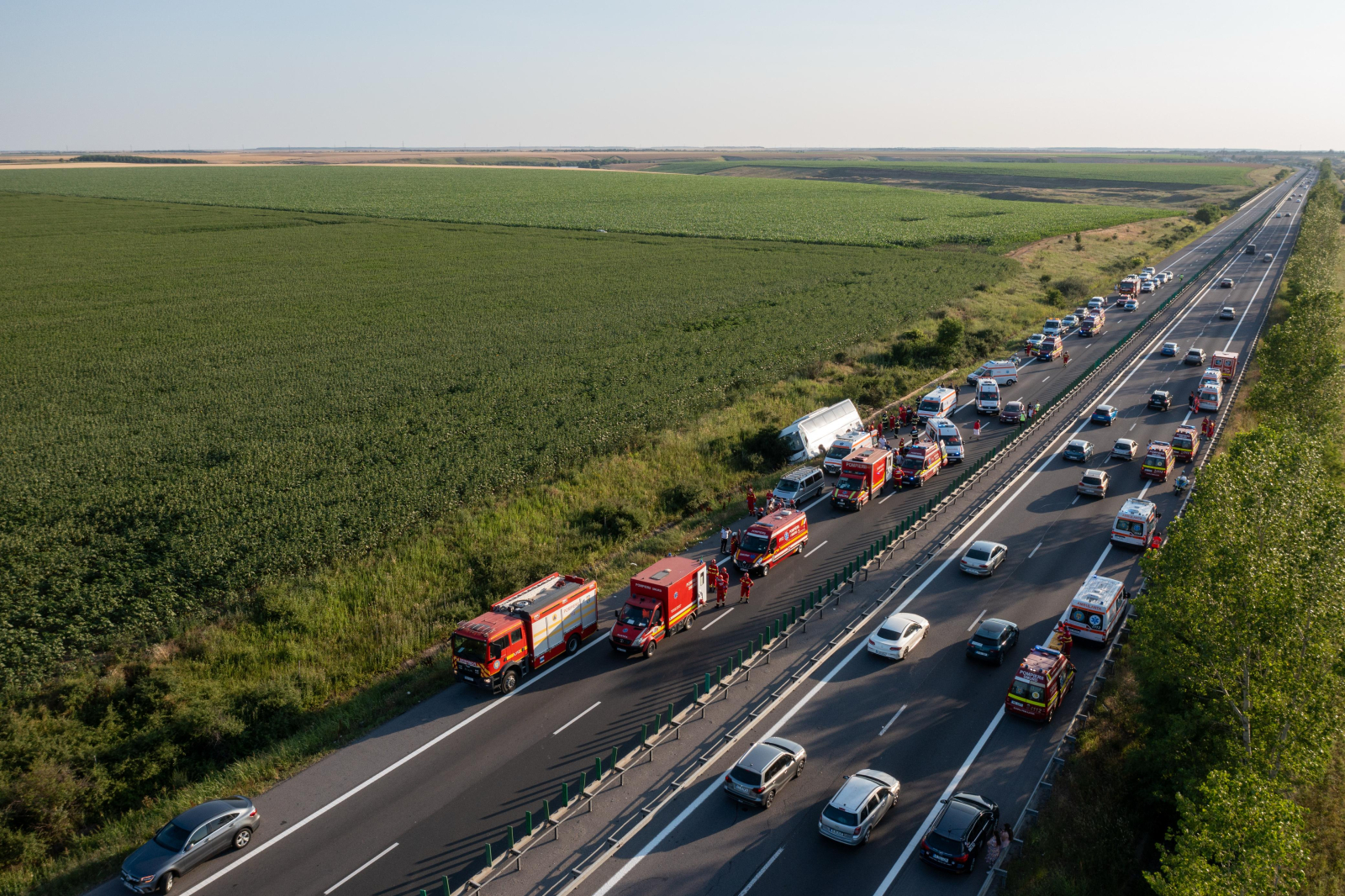 Autocar răsturnat pe A2